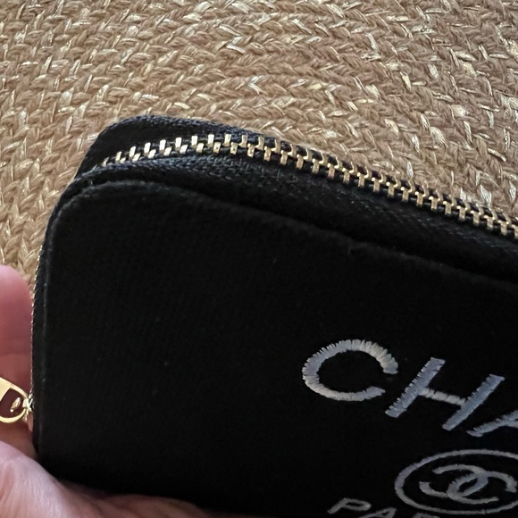 Fashion Black and White Paris Zip Around Wallet NWOT - Picture 5 of 7